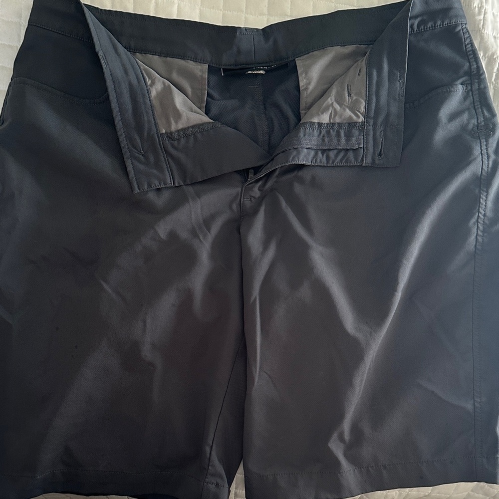 Men's Under Armor golf shorts dark gray
